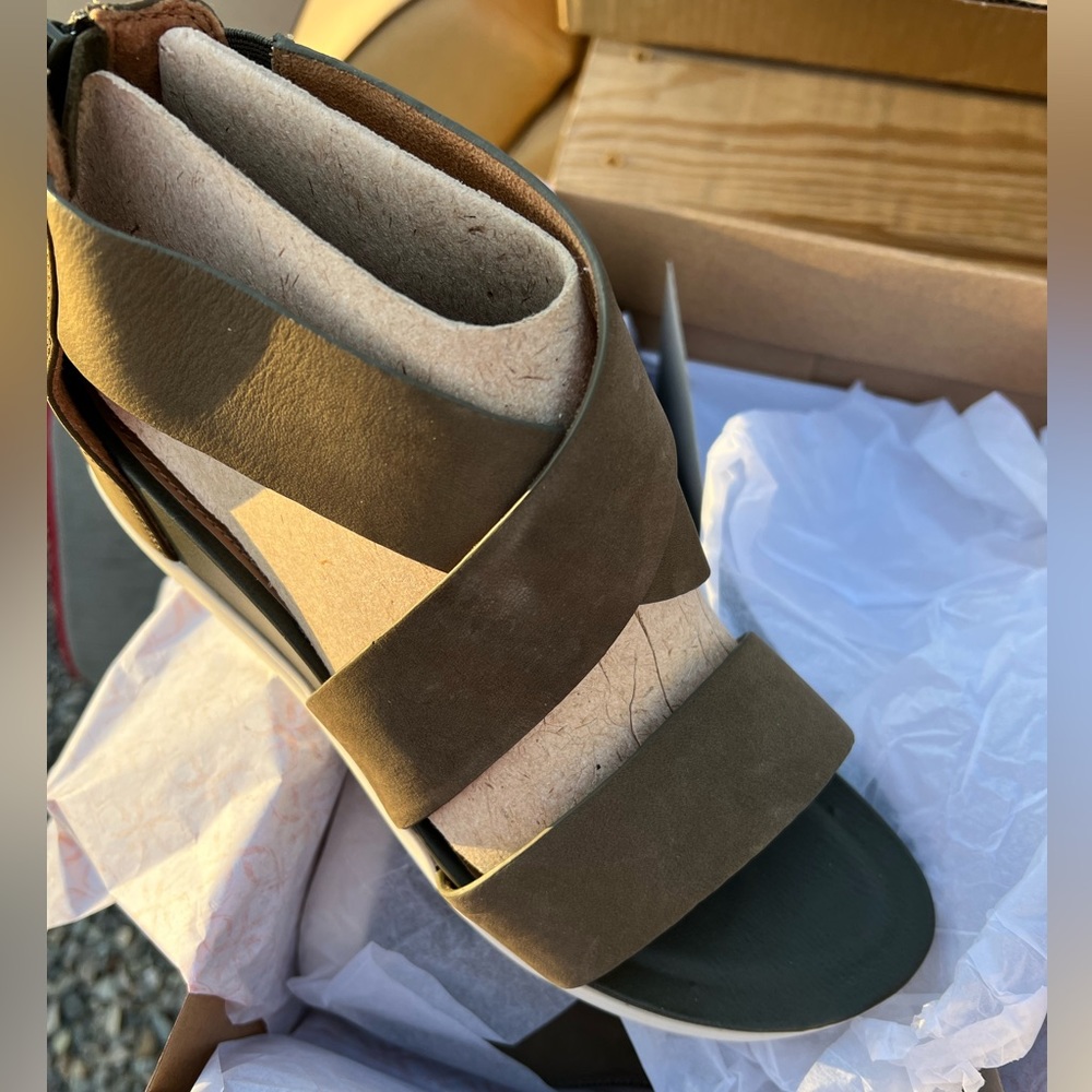 Comfortiva Olive Pacifica Leather Wedge Sandal 10W
